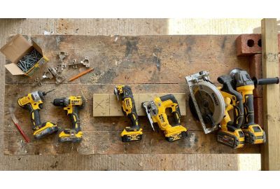 DeWALT Batteries Explained for UK Trades XR, POWERSTACK and FLEXVOLT in Real Jobs